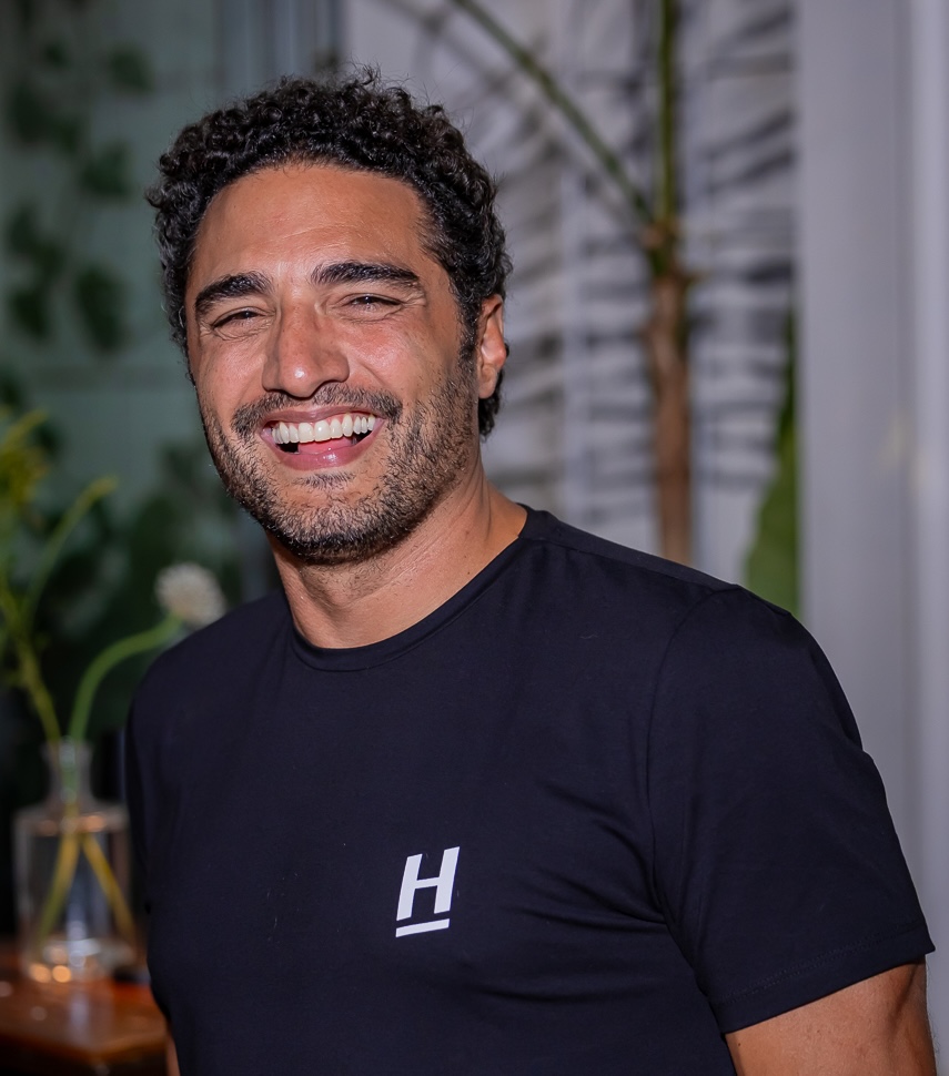 Romero Rodrigues, meio corpo, headline